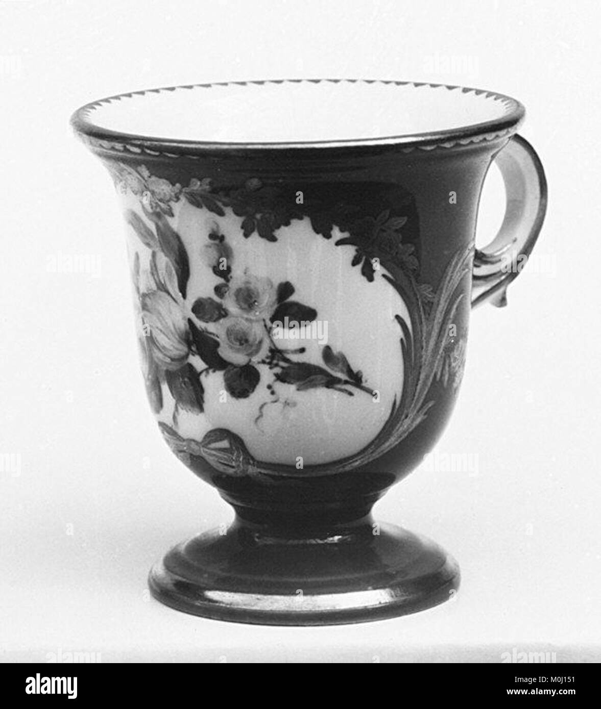 Un secondo esempio di coppa di gelato in porcellana francese del XVIII secolo, da un servizio di trentuno, adesione 110775 al Metropolitan Museum of Art; porcellana bianca con scena dipinta al centro e bordo dorato, tipica delle stoviglie da dessert rococò. Foto Stock