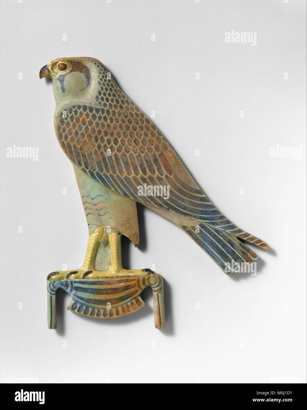 Un intarsio egizio in faienza dal Metropolitan Museum of Art che rappresenta l'Horus of Gold, un simbolo di regalità divina associato al potere spirituale del faraone e alle immagini solari. Foto Stock