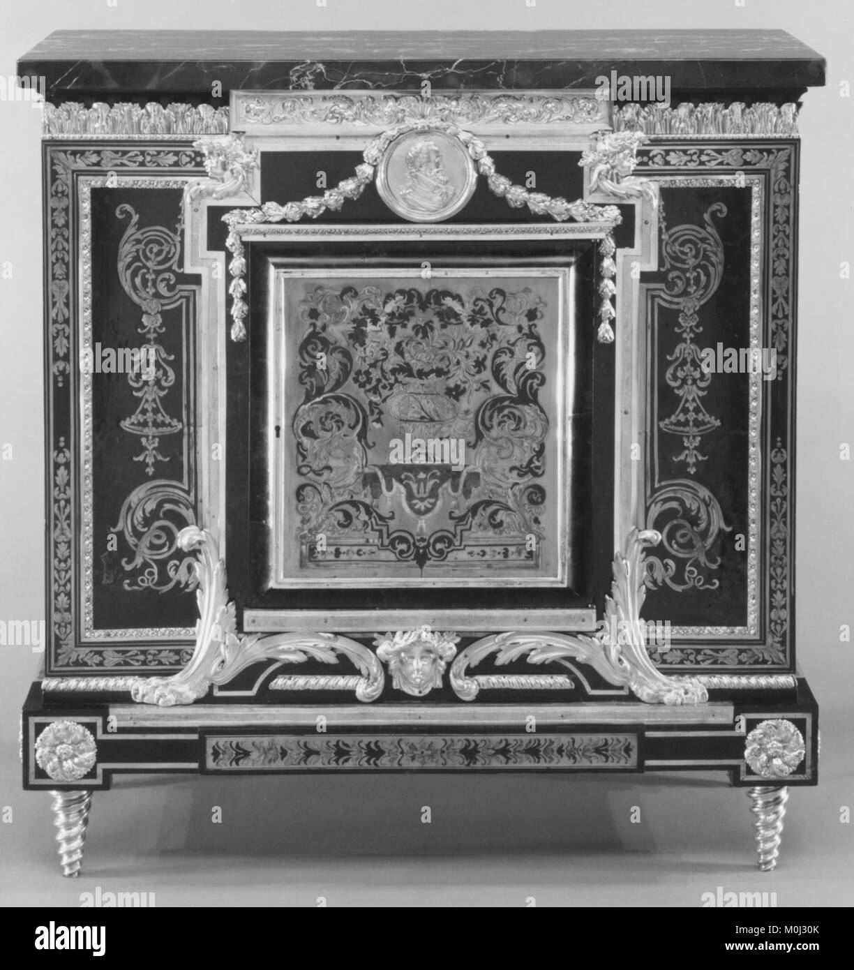 Un armadietto basso, o "meuble à hauteur d'appui", parte di una coppia del XVIII secolo, che mette in mostra raffinata artigianalità, intarsi in legno e design tipico dei mobili decorativi francesi nella collezione Metropolitan Museum of Art. Foto Stock