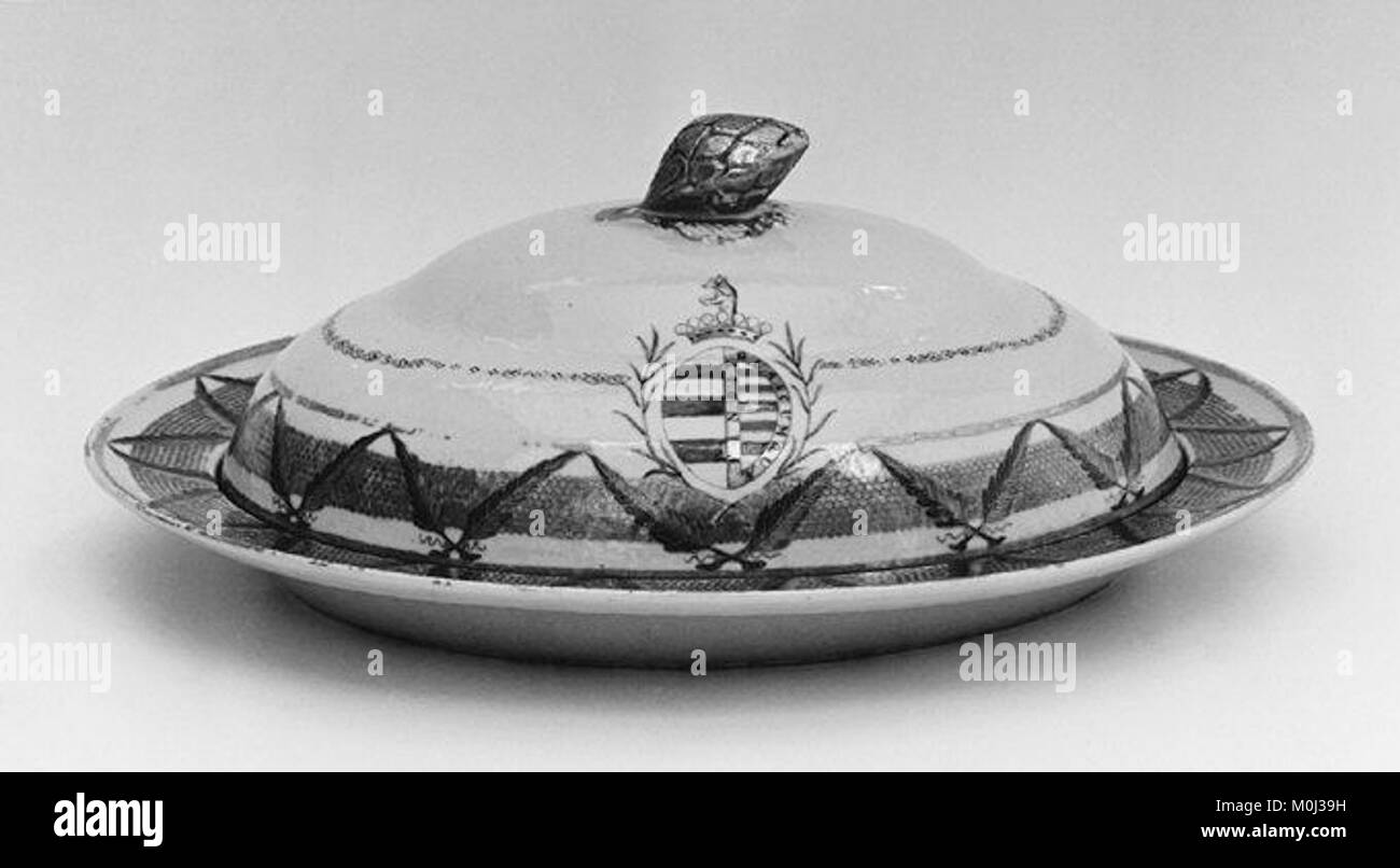 Questa immagine mostra un piatto di carne coperto della collezione del Metropolitan Museum of Art, che rappresenta l'artigianato e il design di raffinati oggetti per la tavola del XVIII o XIX secolo. Foto Stock
