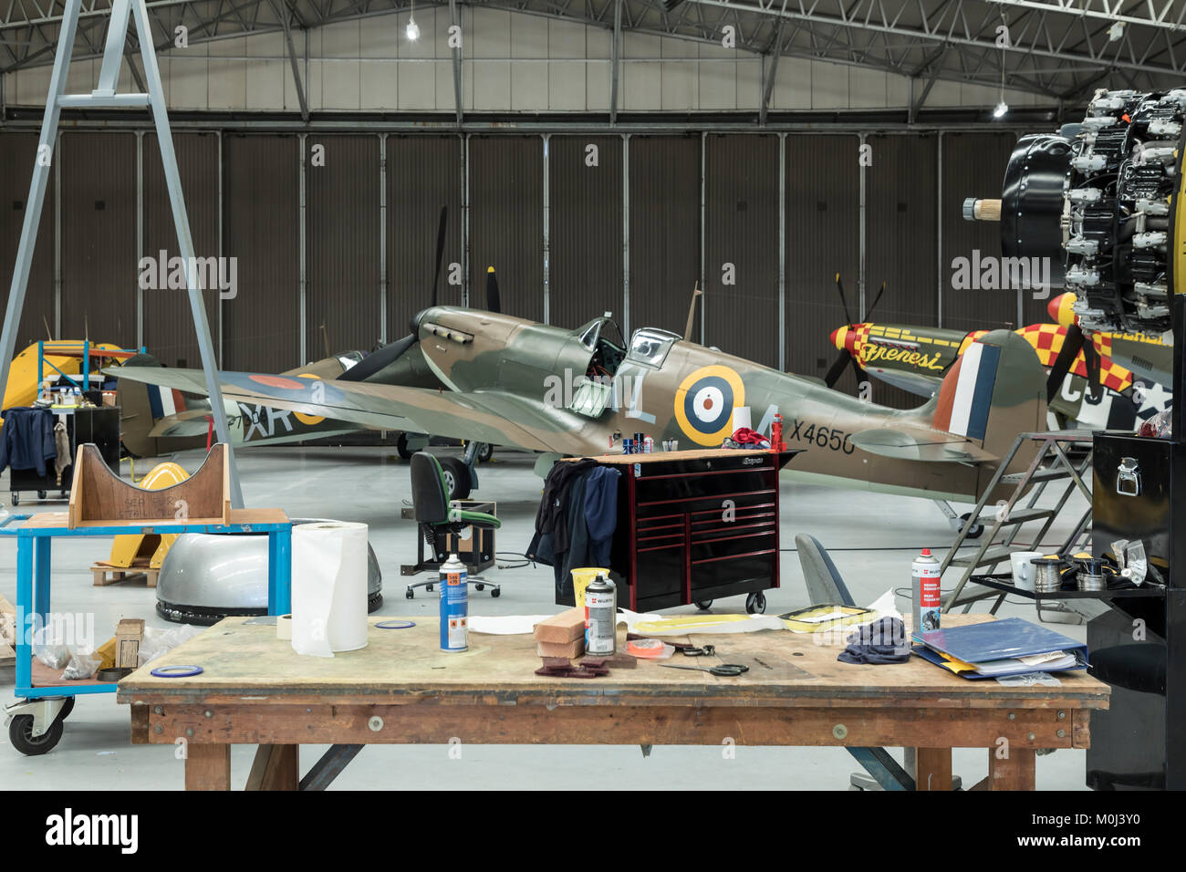 Uno di Duxford's hangar con il classico warbirds su interventi di manutenzione, riparazione e revisione, 23 settembre 2017 a Duxford Cambridgeshire, Regno Unito Foto Stock