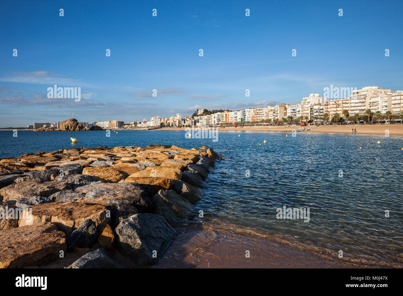 Blanes località turistica sulla Costa Brava in Spagna, in Catalogna, in massi di scogliera sul mare Mediterraneo e sullo skyline della città. Foto Stock