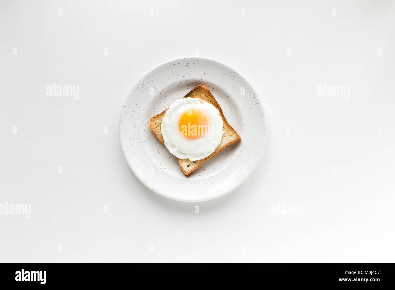 La prima colazione con uovo fritto su pane tostato Foto Stock