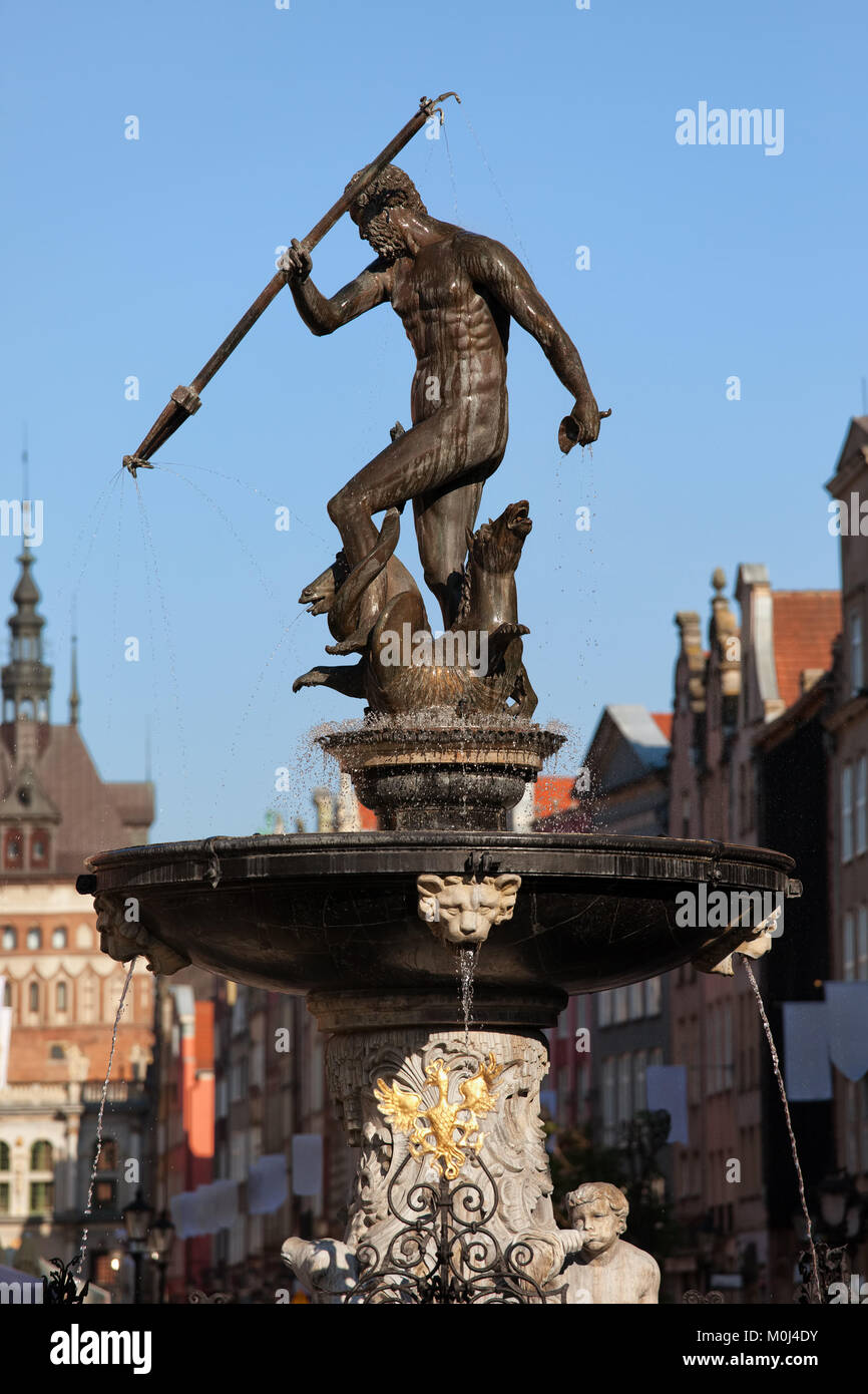 Fontana di Nettuno (Fontanna Neptuna) nella città di Gdansk, Polonia. Il dio del mare statua, fusi in bronzo in 1615. Foto Stock