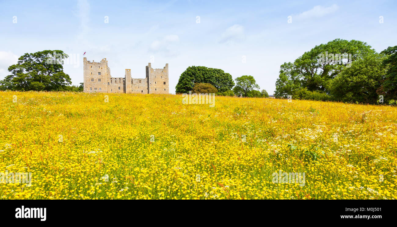 Una vista panoramica del castello di Bolton - un castello del XIV secolo situato in Wensleydale, North Yorkshire, Inghilterra - da fuori l'albergo. La vicina Foto Stock