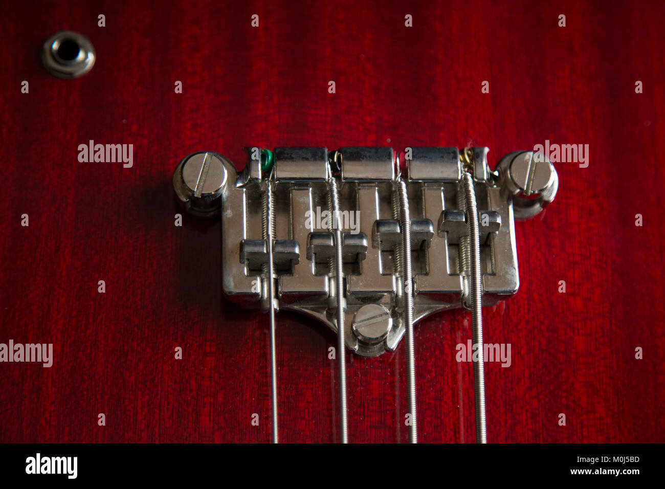 Vista dettagliata del ponte sulla Epiphone chitarra basso. Foto Stock