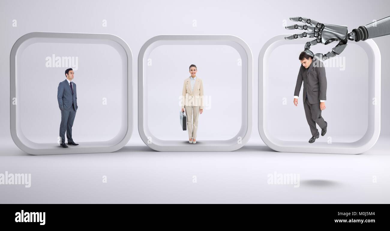Mano di Robot scegliendo un uomo d affari su sfondo bianco con la gente di affari Foto Stock
