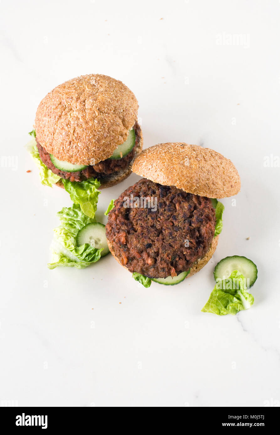 La barbabietola rossa hamburger in un pane integrale rotolo. Foto Stock