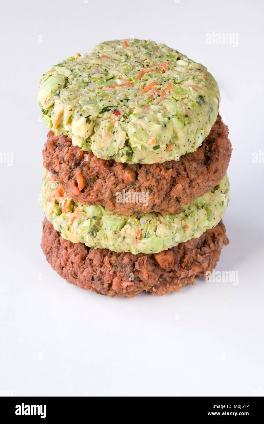 Hamburger Vegetariano. La barbabietola rossa hamburger e edamame hamburger di fagioli. Foto Stock