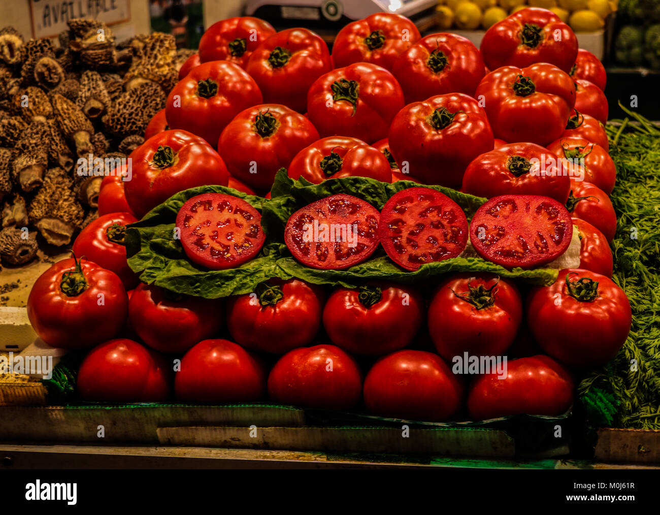Visualizzazione di freschi pomodori estivo presso il Pike Street Market, Seattle Washington Foto Stock