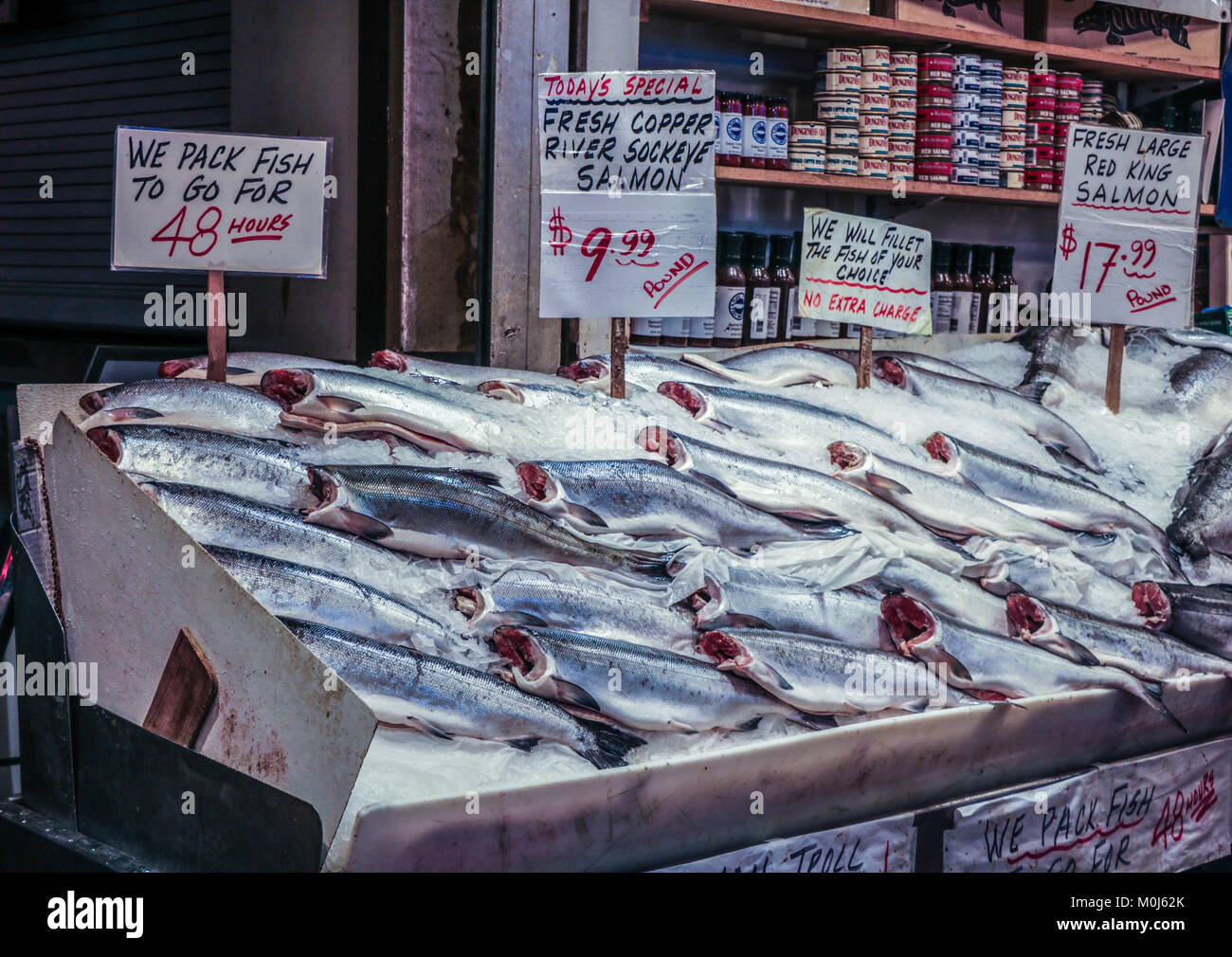 Salmone fresco in vendita presso il Pike Street Market, Seattle, Washington Foto Stock