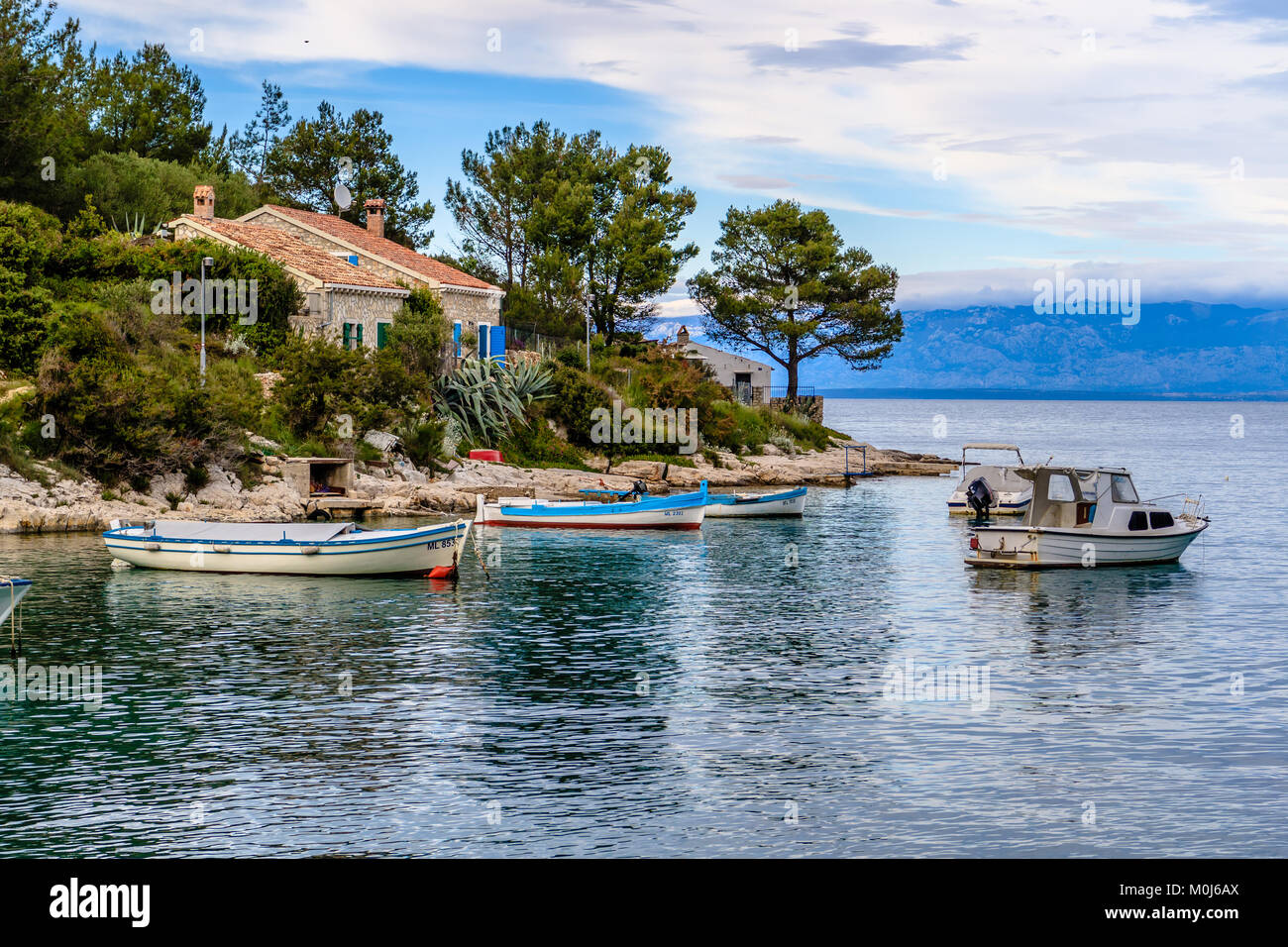 Case da parte del mare Adriatico vicino a Mali Losinj, sull'isola di Losinj, Croazia. Maggio 2017. Foto Stock