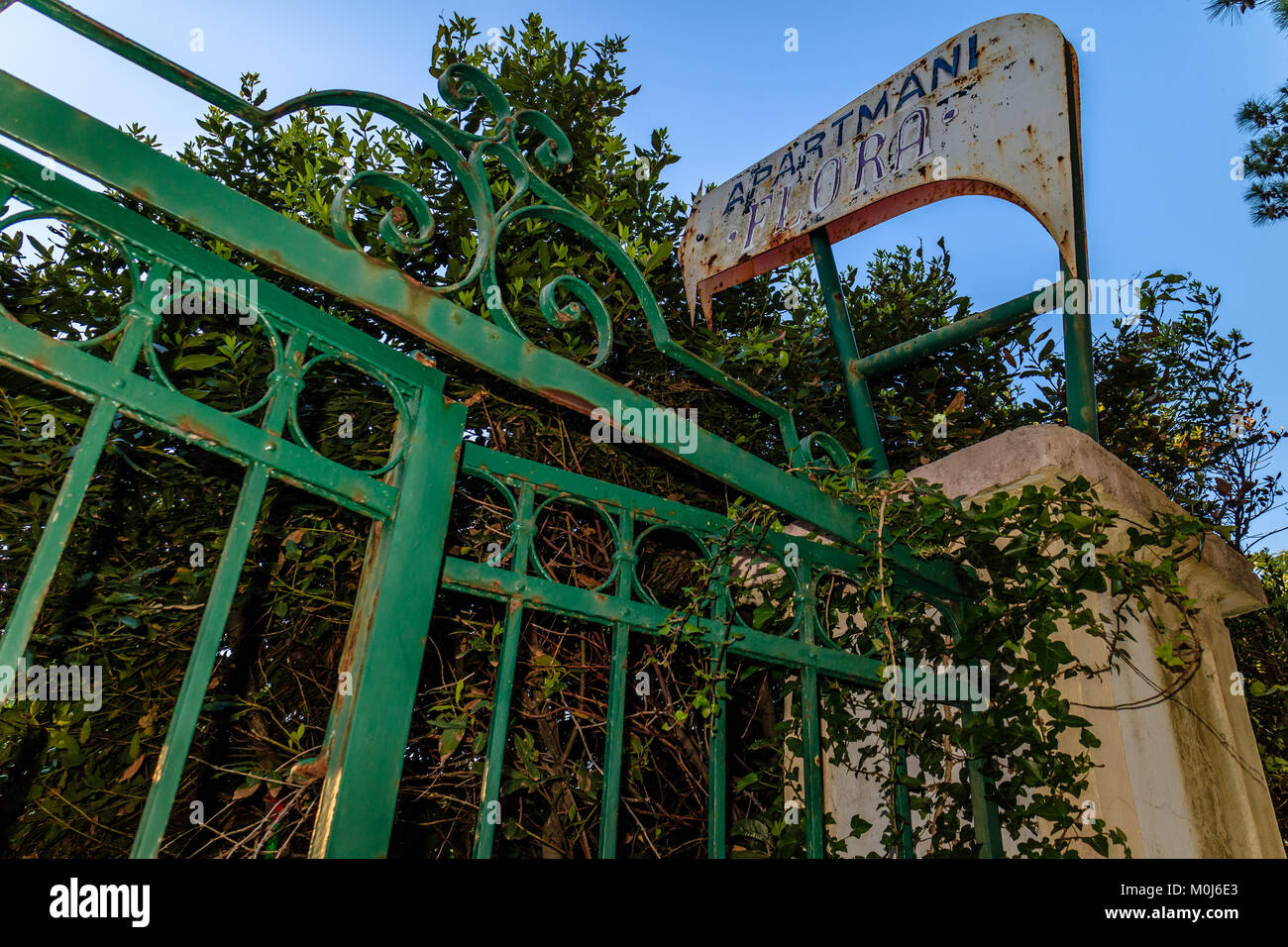 Segno e la gate in un hotel abbandonato, Mali Losinj, Croazia. 2017. Foto Stock