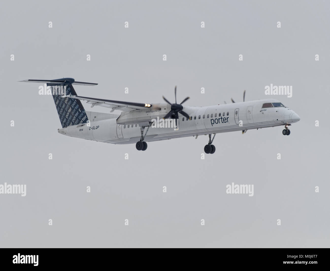 A Porter Airlines Dash 8 avvicinando YUL international airport in Dorval, Quebec Foto Stock