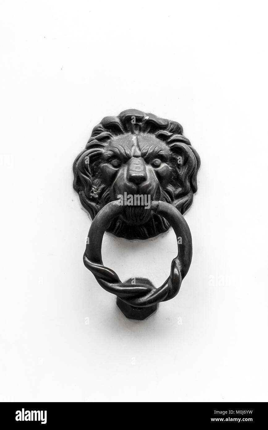 Il vecchio stile testa di leone respingente. Antica respingente Foto Stock