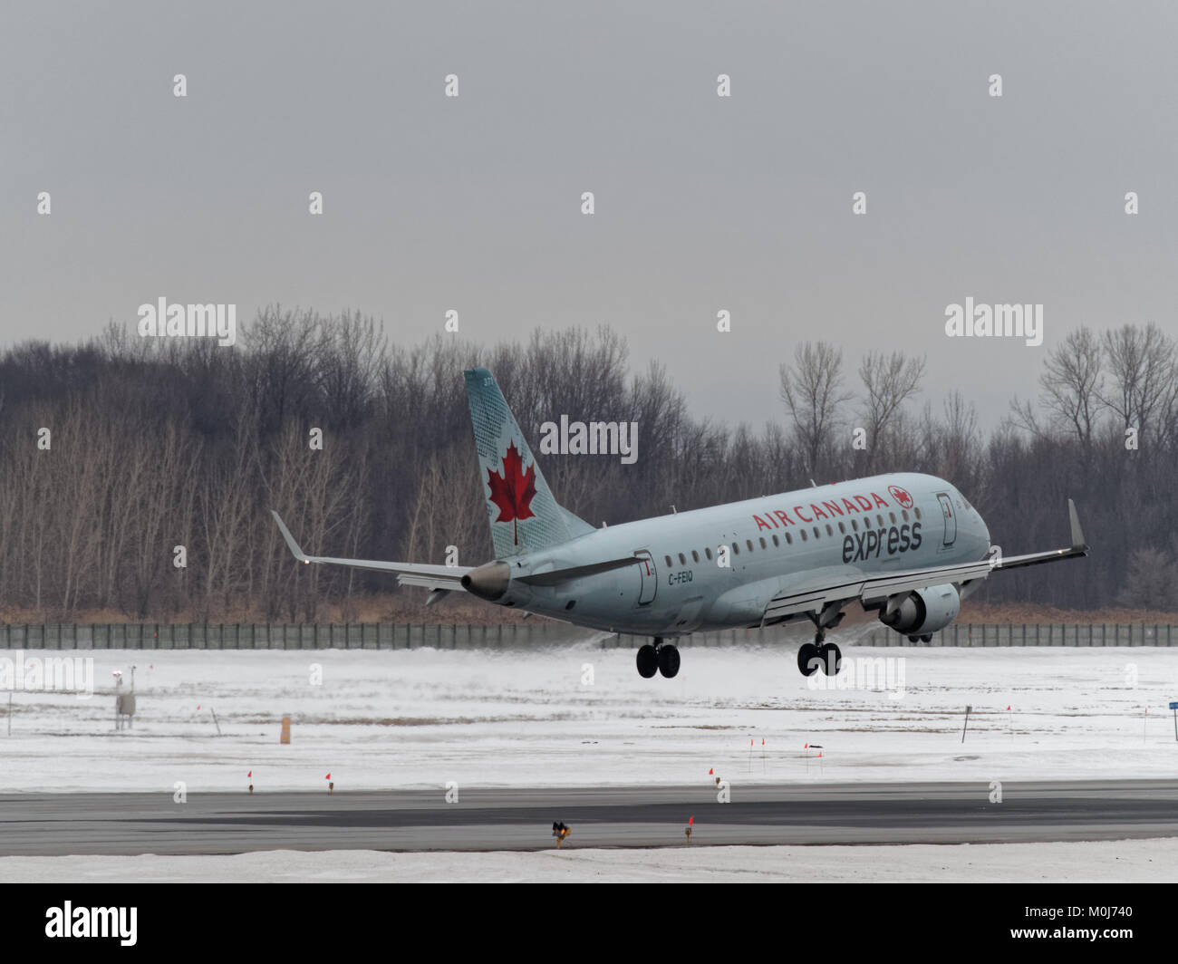 Un Air Canada Embraer ERJ_175su atterraggio a YUL international airport in Dorval, Quebec Foto Stock