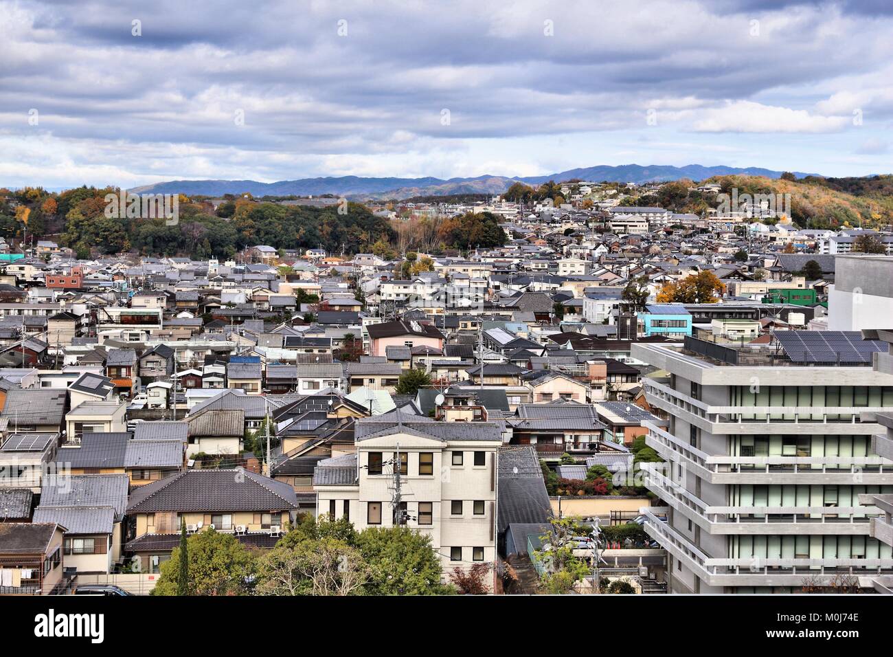 Nara, Giappone - quartieri residenziali townscape in autunno. Foto Stock