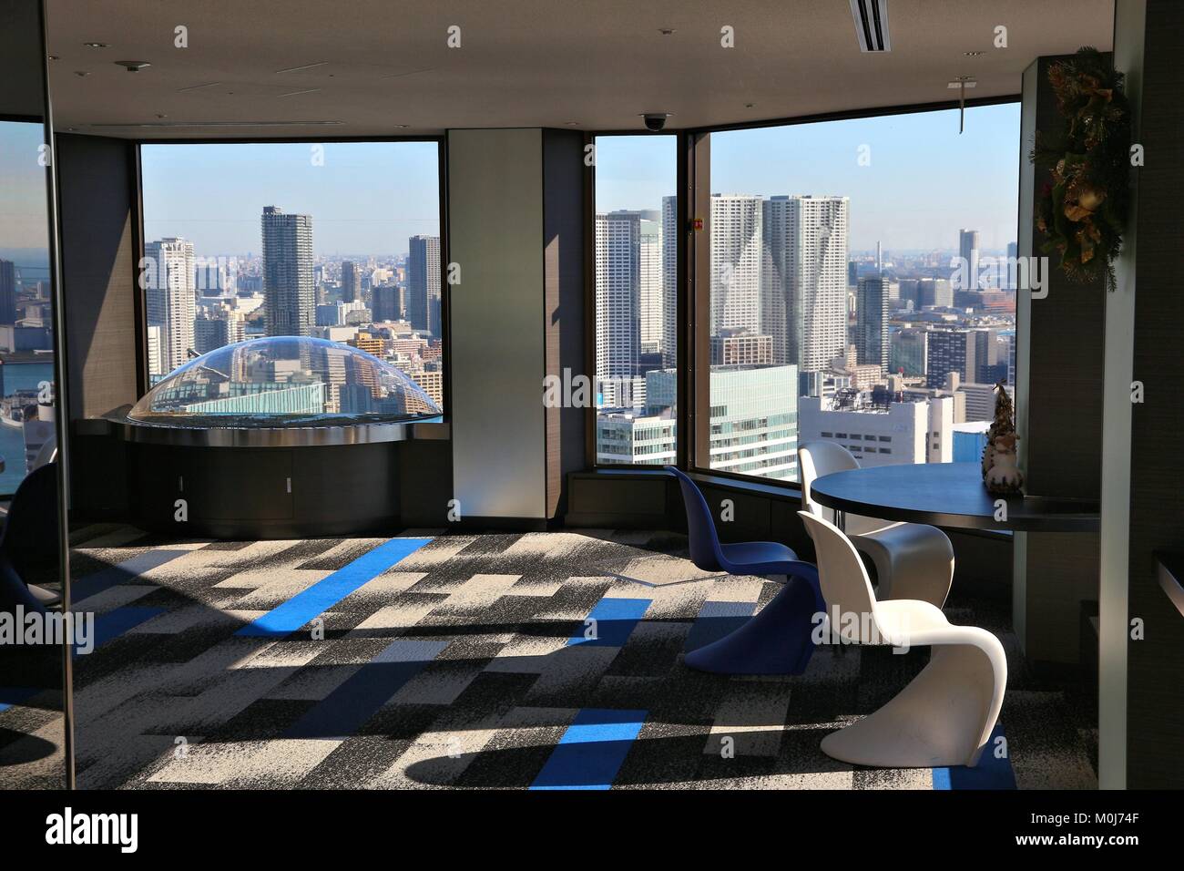 TOKYO, Giappone - 2 dicembre 2016: Tokyo City View dal World Trade Center observation deck. Il ponte si trova al quarantesimo piano (152 metri). Foto Stock