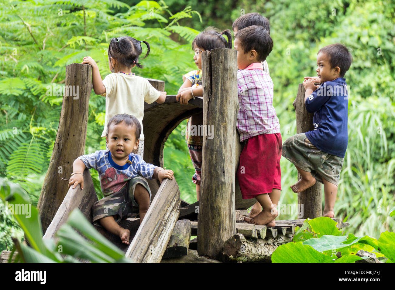 Asia,Thailandia,Chiang Mai,Ban Huay Pa Rai Hill Tribe Village,i bambini giocando Foto Stock