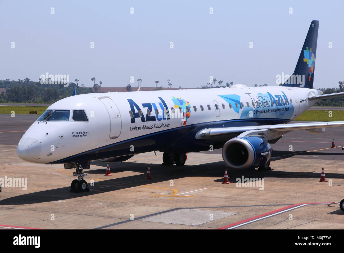 CURITIBA, Brasile - 9 ottobre 2014: Azul Brazilian Airlines Embraer ERJ-190 a Curitiba Aeroporto, Brasile. Nel 2013 Azul aveva 17 percento di nazionale marke Foto Stock