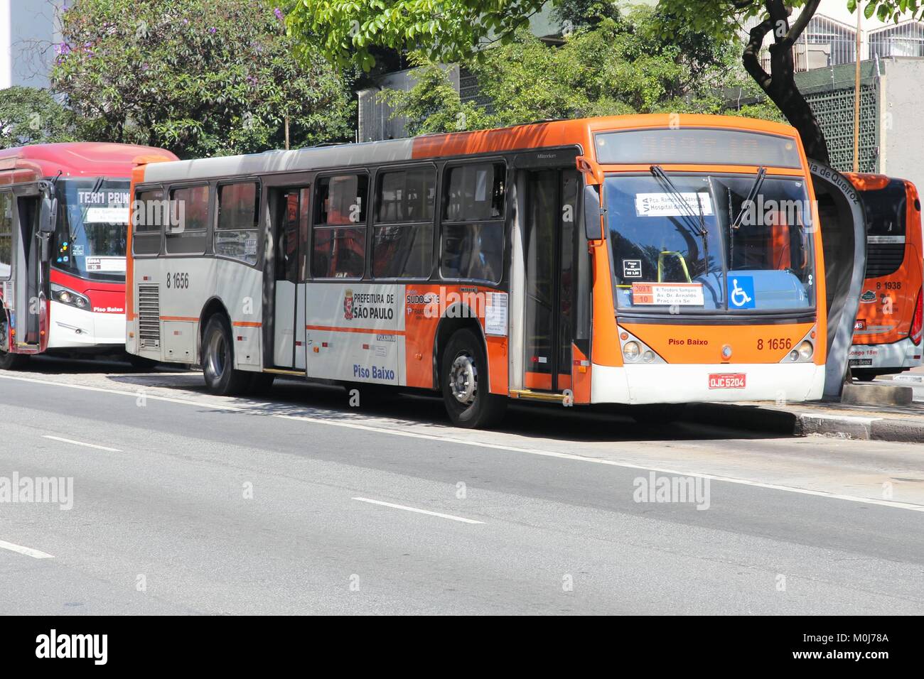 SAO PAULO, Brasile - 6 ottobre 2014: persone prendere un autobus in Sao Paulo. Ci sono alcuni 17.000 autobus in Sao Paulo. Foto Stock