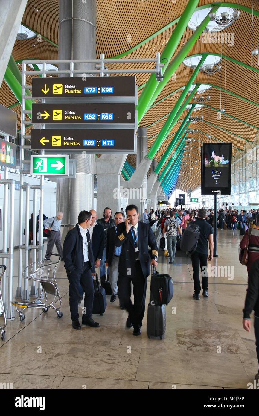 MADRID, Spagna - 20 ottobre 2014: persone fretta al Terminal 4 dell'aeroporto di Madrid Barajas. Il famoso terminale 4 è stata progettata da Antonio Lamela e Richa Foto Stock