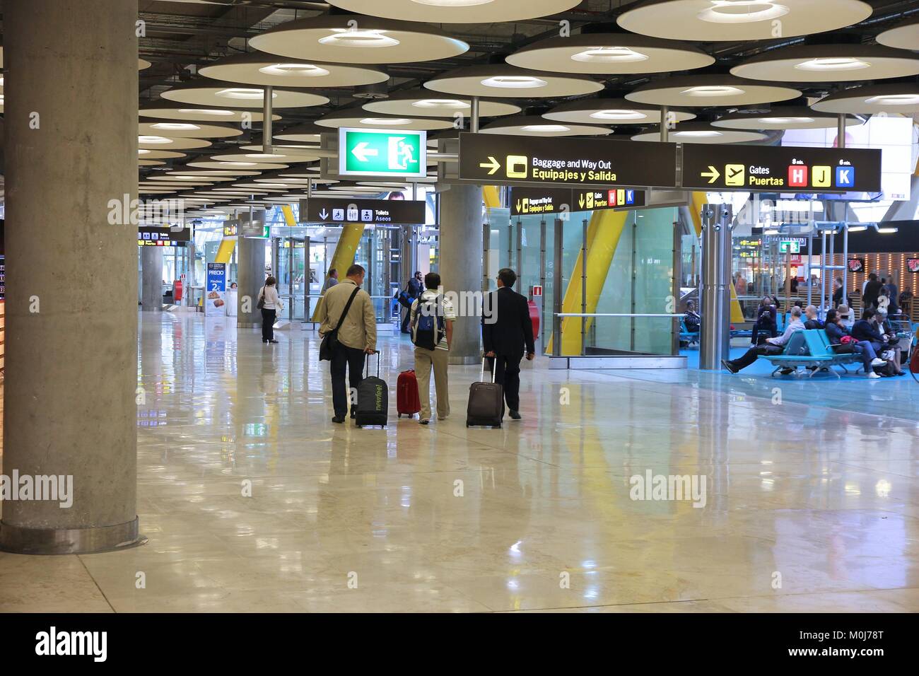 MADRID, Spagna - 20 ottobre 2014: persone fretta al Terminal 4 dell'aeroporto di Madrid Barajas. Il famoso terminale 4 è stata progettata da Antonio Lamela e Richa Foto Stock