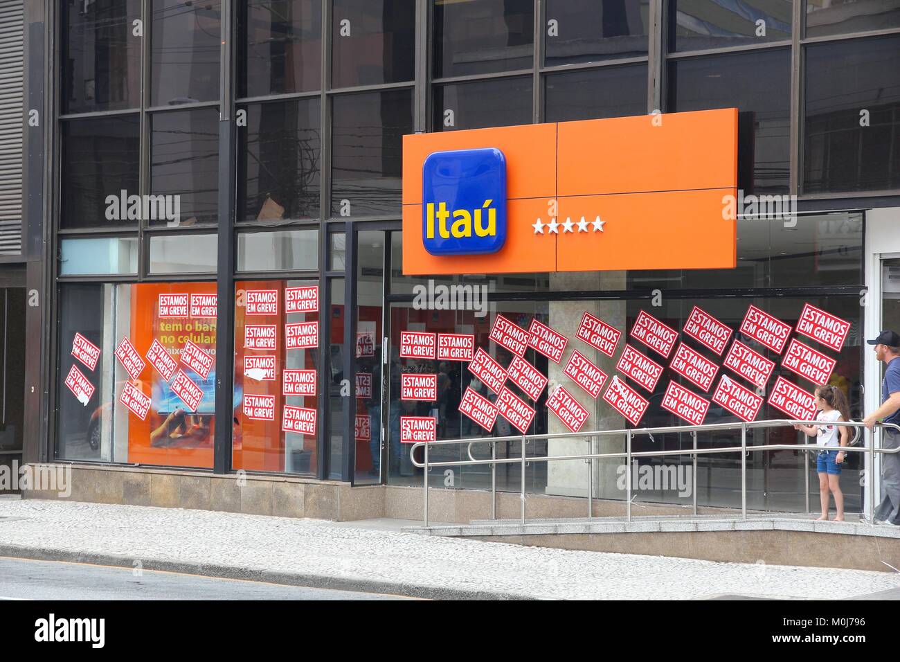 CURITIBA, Brasile - 7 ottobre 2014: Itau Banca con lavoratori in sciopero adesivi a Curitiba, in Brasile. Itau Unibanco group è il decimo più grande banca in wo Foto Stock