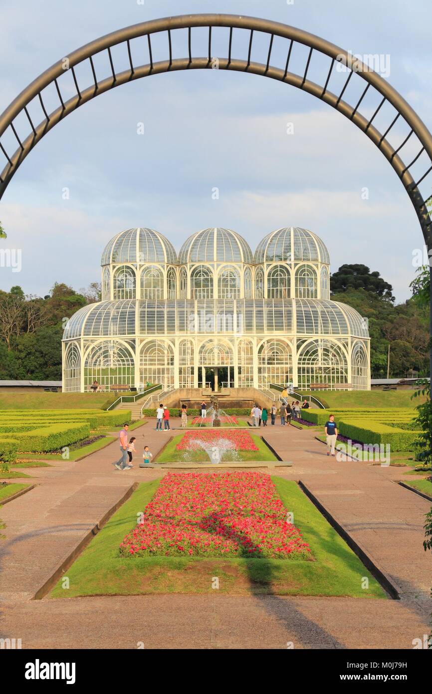 CURITIBA, Brasile - 7 ottobre 2014: persone visitare il famoso giardino botanico di Curitiba, Brasile. Il giardino è stato aperto nel 1991 e copre 240.000 m2 in un Foto Stock