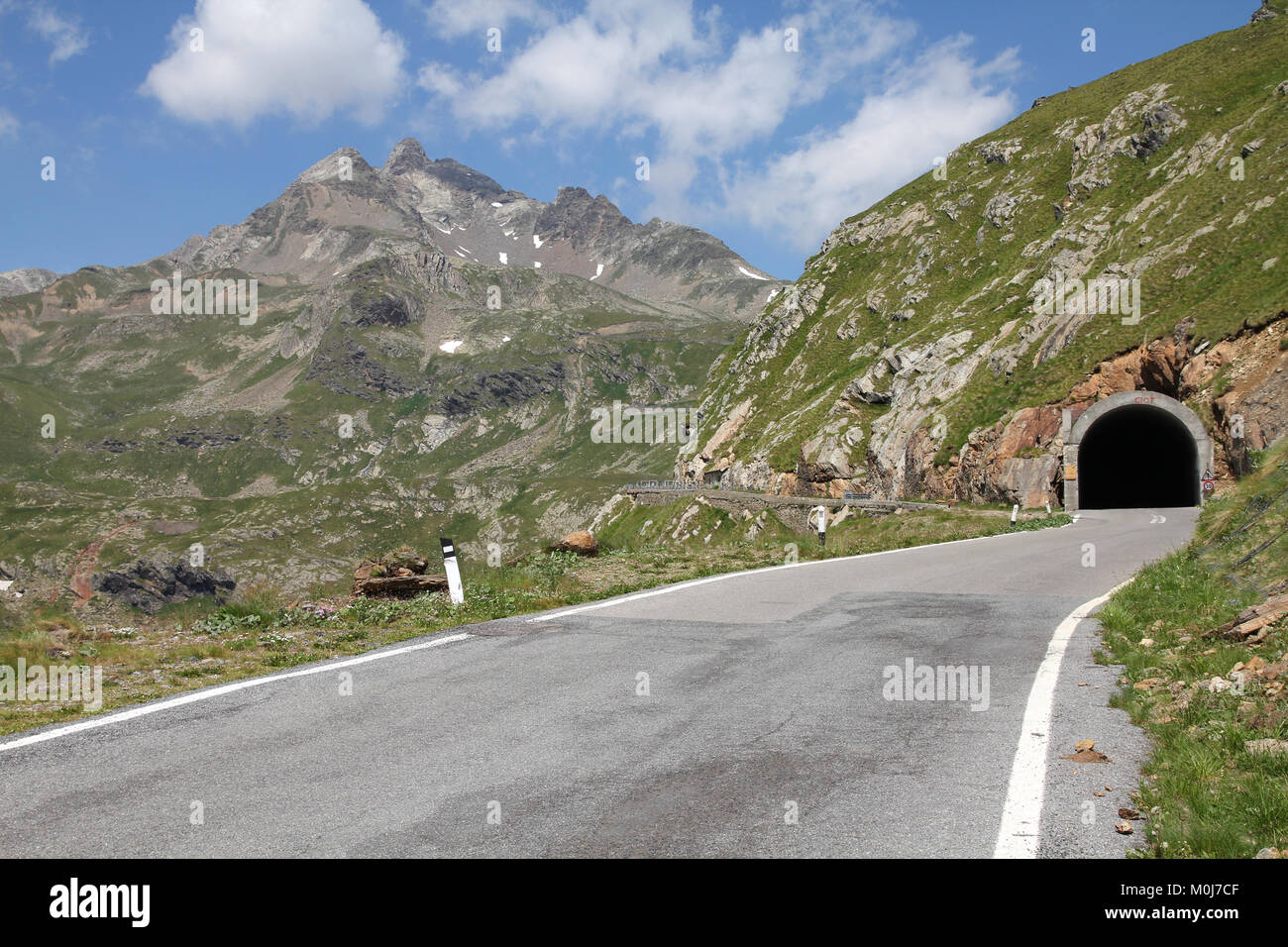 L'Italia, il Parco Nazionale dello Stelvio. Famosa strada per il Passo Gavia nelle Alpi dell'Ortles. Paesaggio alpino. Foto Stock