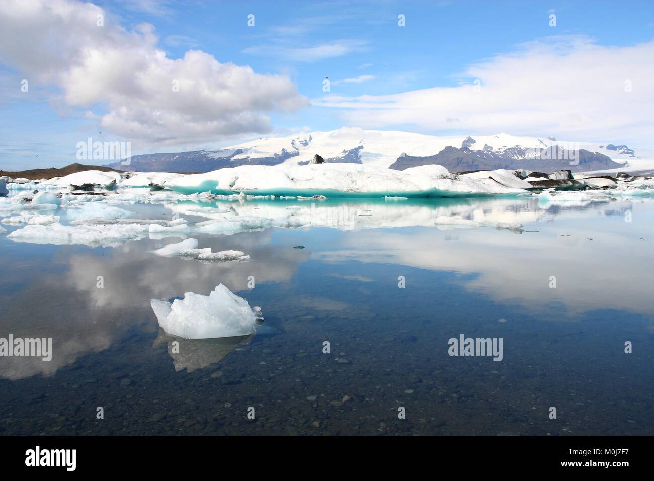 Iceberg sulla laguna di Jokulsarlon in Islanda. Il famoso lago. Destinazione di viaggio per i turisti accanto al ghiacciaio Vatnajokull Foto Stock