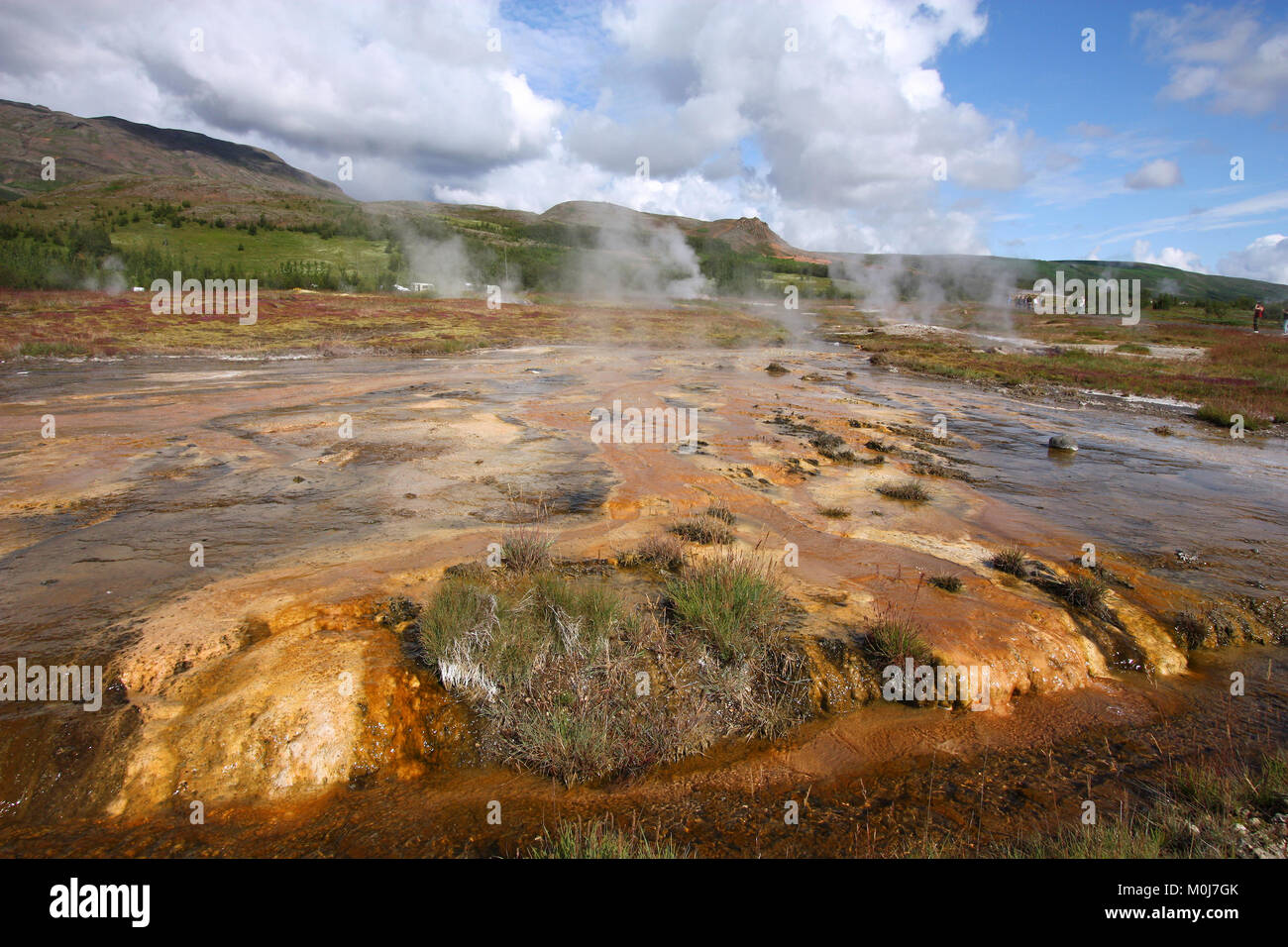 Islanda - attività geotermica nei pressi di Geysir. Suolo colorati e fumanti sorgenti calde. Destinazione di viaggio. Foto Stock