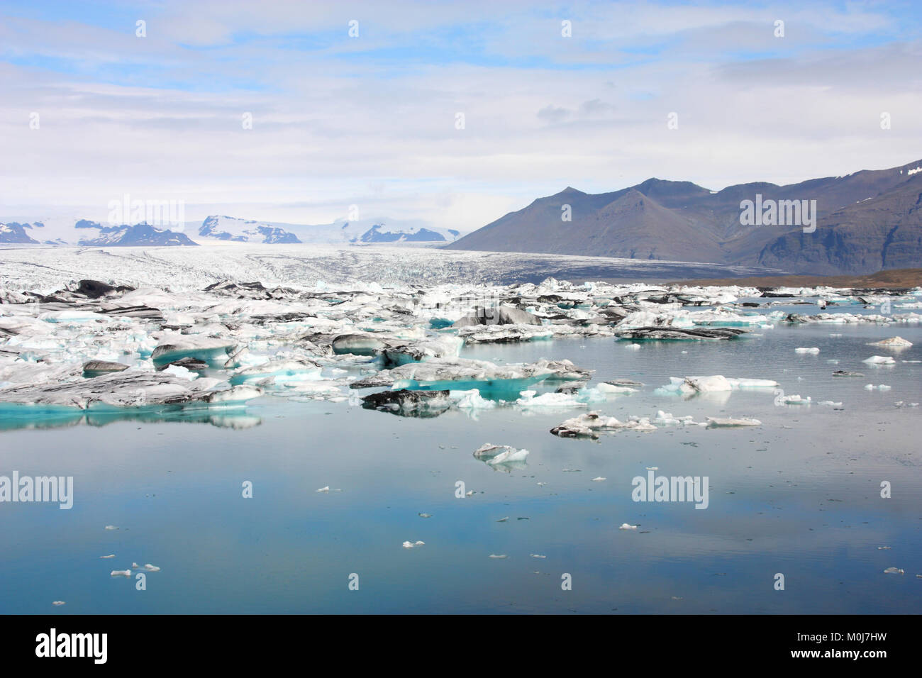 Iceberg sulla laguna di Jokulsarlon in Islanda. Il famoso lago. Destinazione di viaggio per i turisti accanto al ghiacciaio Vatnajokull Foto Stock