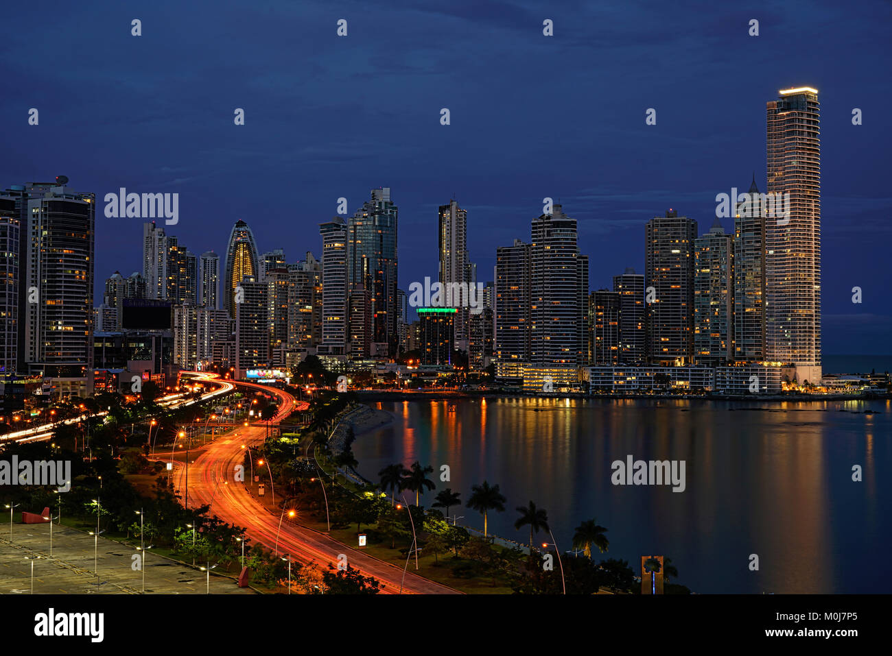 Panama vista dello skyline della citta' dalla Balboa Avenue, linea costiera (Cinta Costera). Punta Paitilla, Punta pacifica di fronte alla baia di Panama presso l'oceano pacifico. Foto Stock