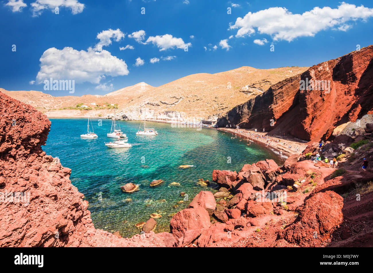 La spiaggia rossa. Santorini, Cicladi, Grecia. Bella estate paesaggio con una delle spiagge più famose del mondo. Foto Stock