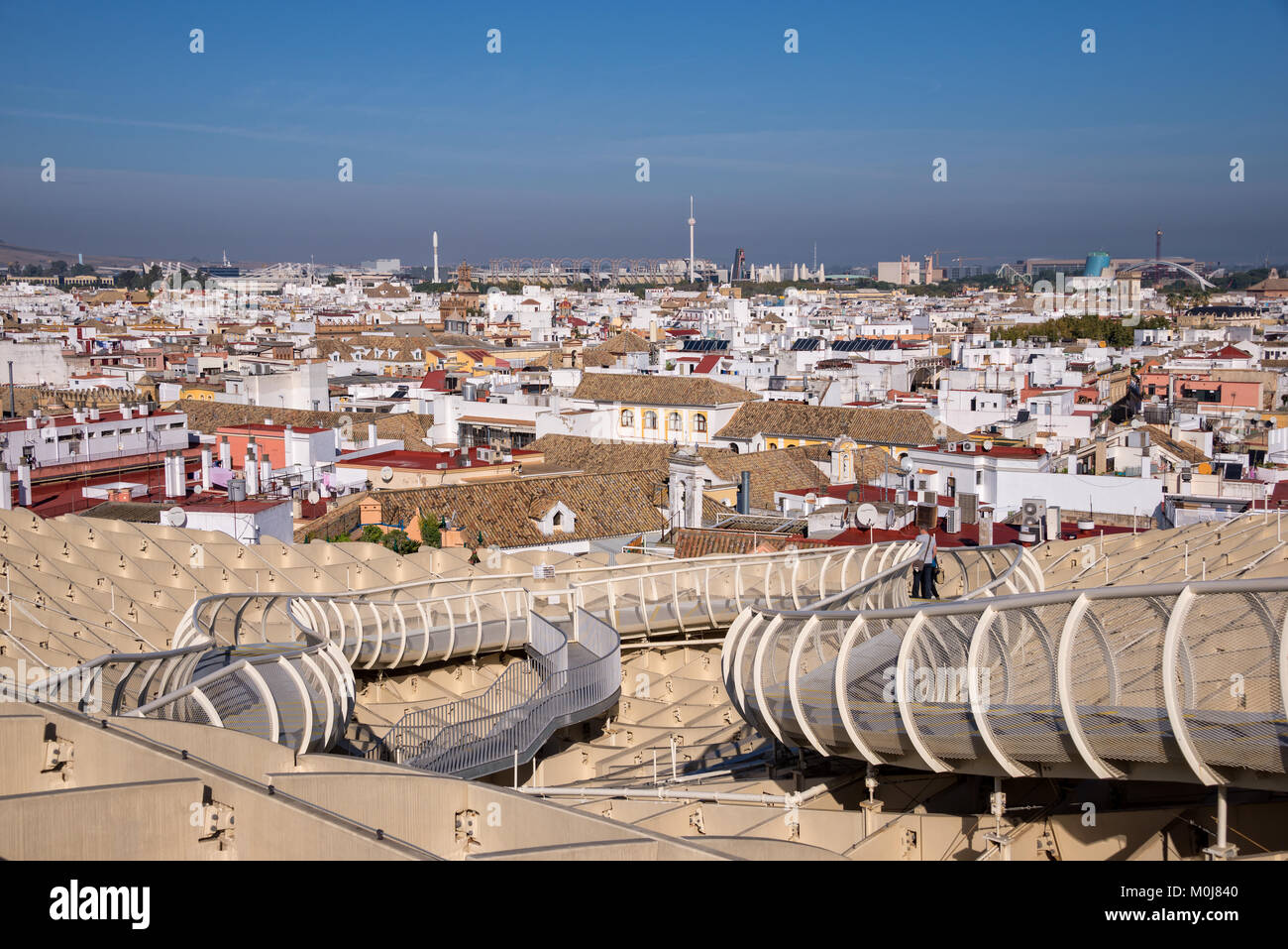 Vista aerea di tetti di Siviglia dalla Metropol Parasol sulla Plaza de Encarnation, Andalusia, Spagna Foto Stock