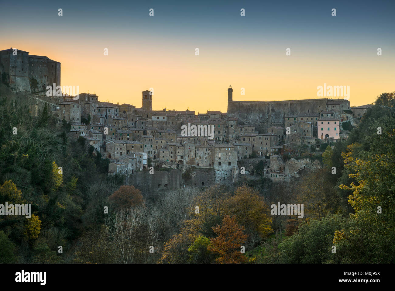 Toscana Sorano borgo medioevale sul tufo rocky hill. Panorama al tramonto. L'Italia, l'Europa. Foto Stock