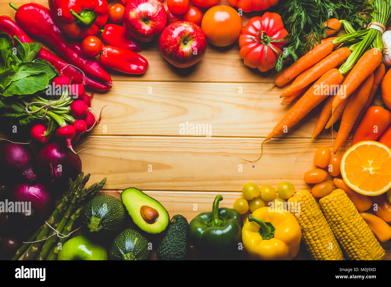 Telaio pieno di frutta e verdura su una tavola di legno visto dal di sopra con una spazio negativo per inserire del testo o del logo. Foto Stock