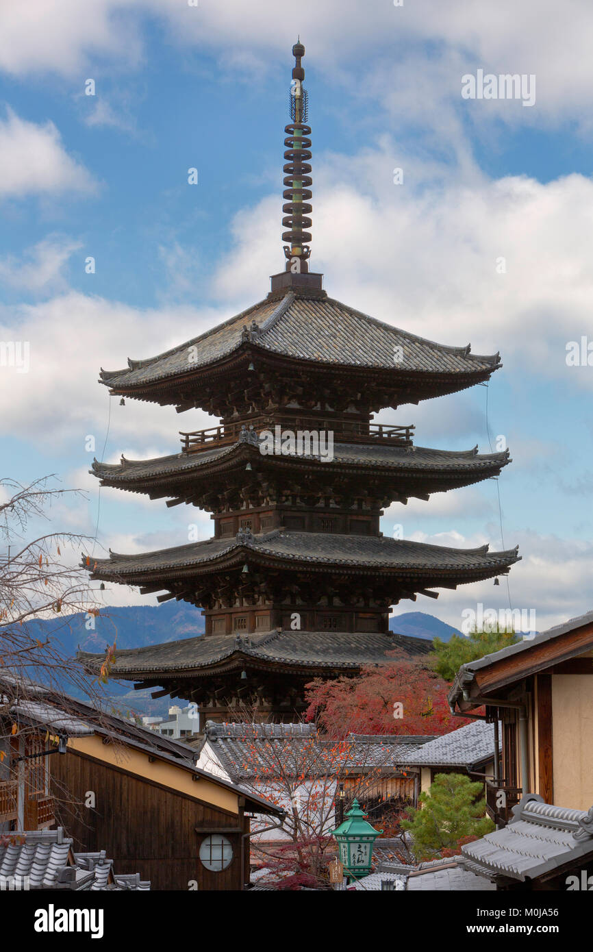 La Pagoda di Yasaka sorge sopra le strade della città di Kyoto, Giappone. Foto Stock
