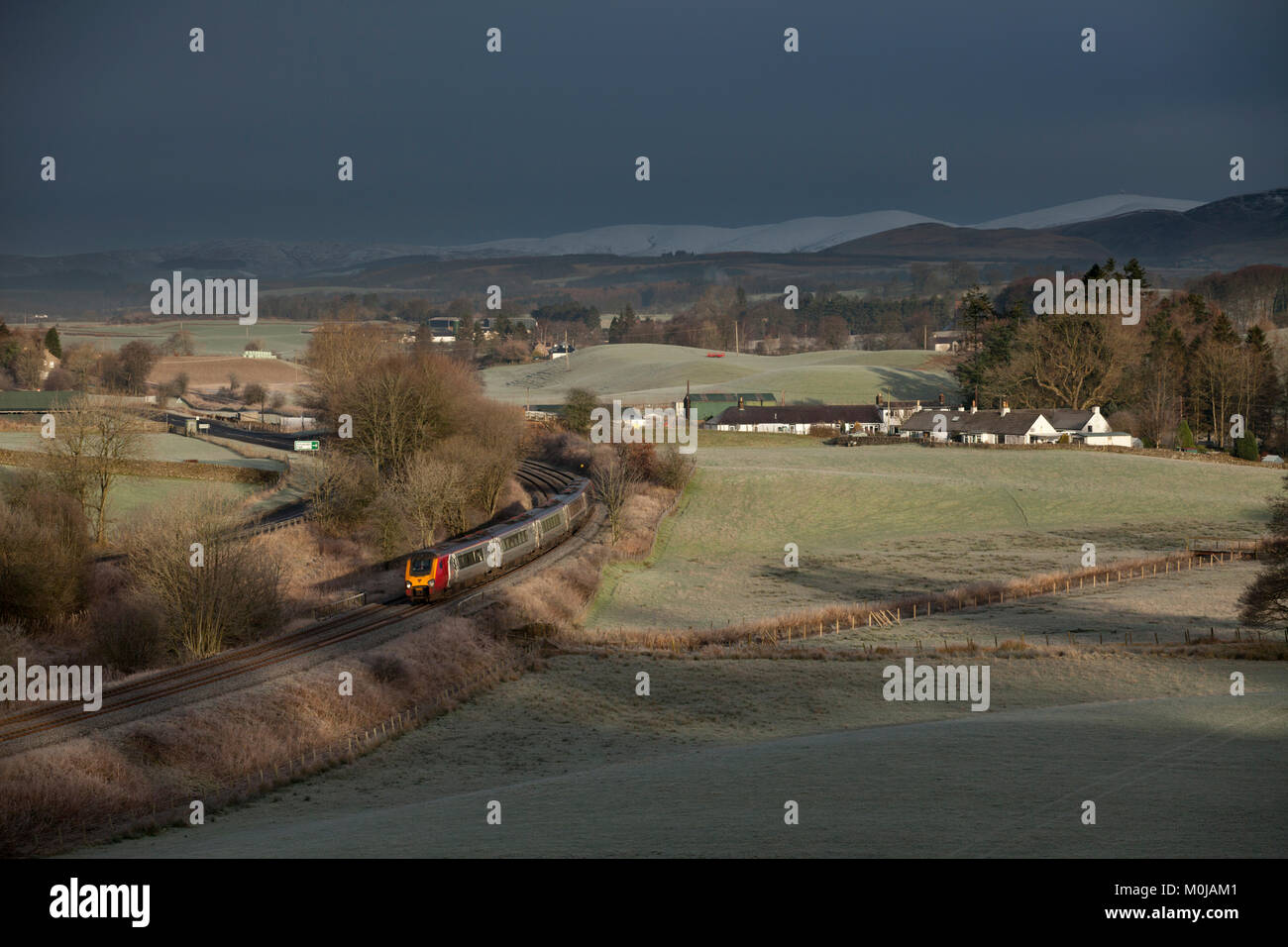 Una Vergine Voyager treno passa Closeburn (nord di Dumfries) con un deviato Glasgow - Carlisle servizio dopo il WCML è stata chiusa da danni causati dalle inondazioni Foto Stock