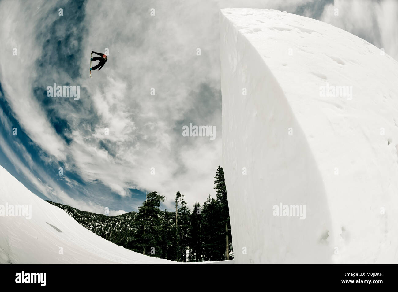 Un professionista snowboarder flipping mid-aria a Resort celeste; South Lake Tahoe, California, Stati Uniti d'America Foto Stock