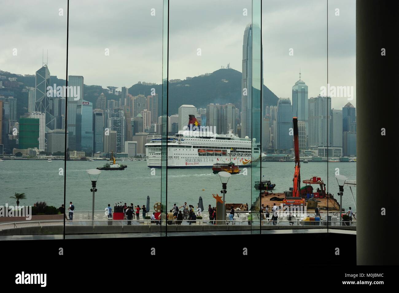 Vista sull isola di Hong Kong skyline, il Victoria Peak e di Kowloon Bay da hotel Intercontinental Foto Stock