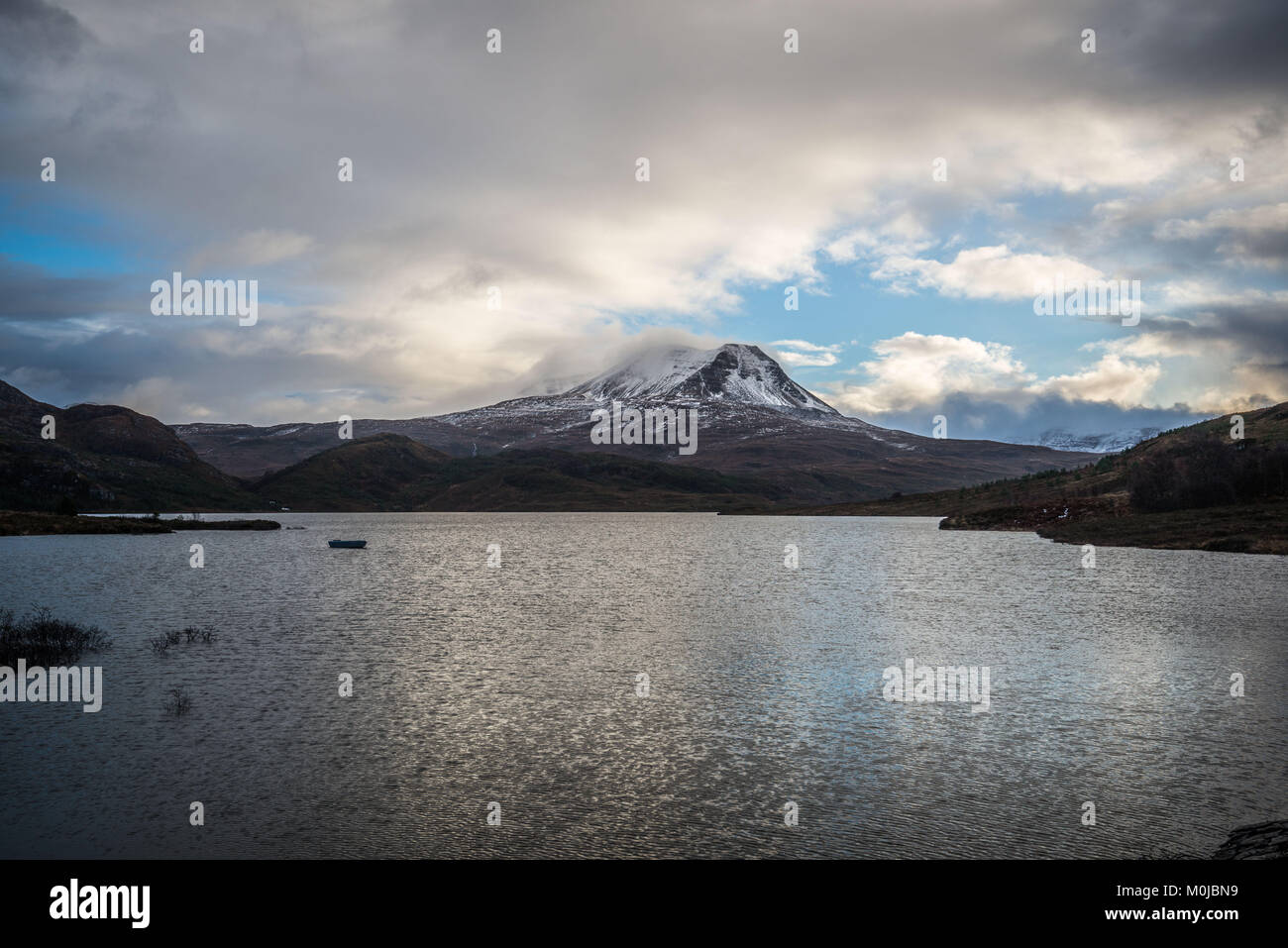 Guardando attraverso le acque del Loch Bad na Sgalag diga verso Baosbheinn su un inverni freddi giorno. Foto Stock