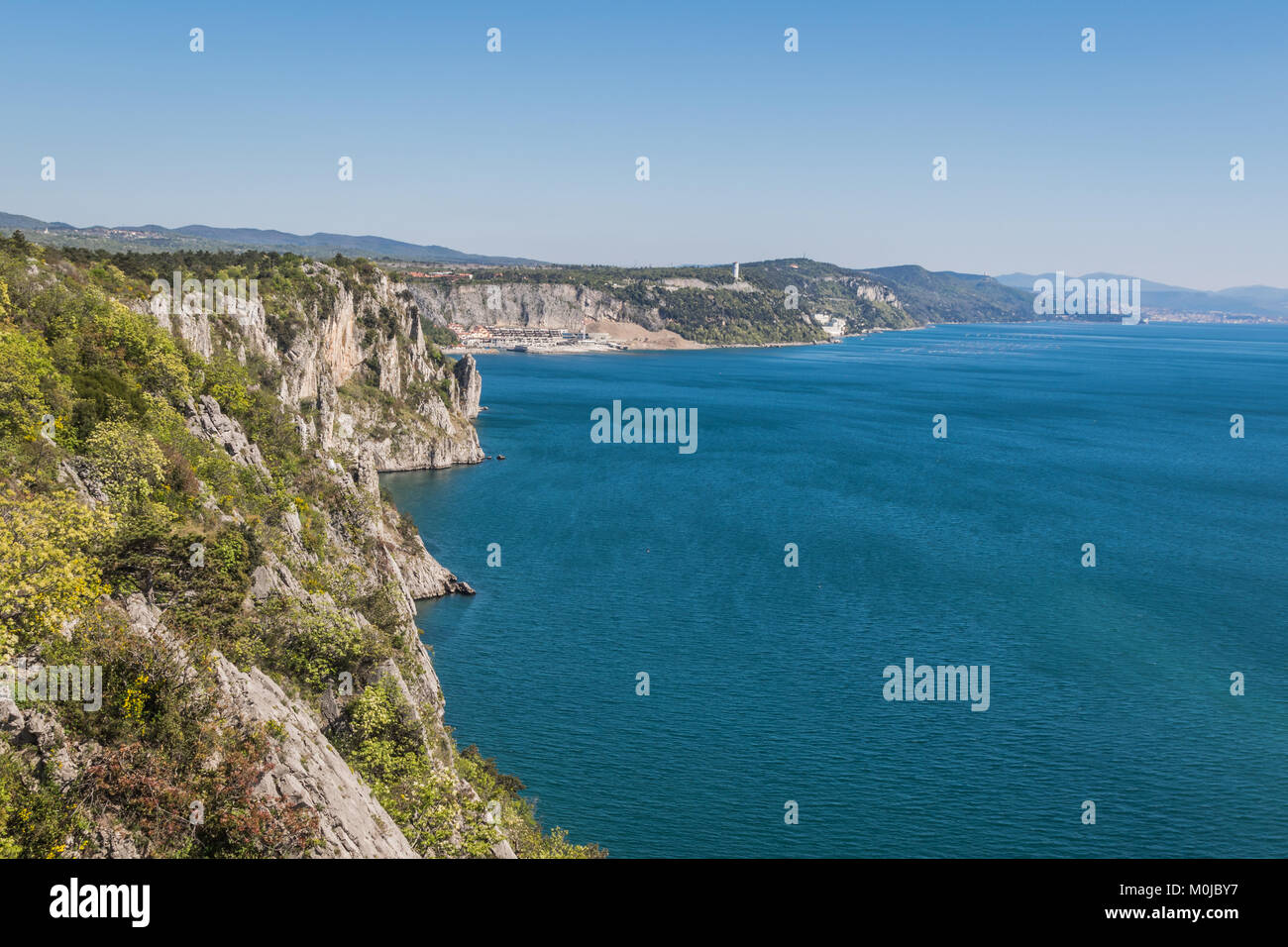 Panorama sul golfo di Trieste con scogliere tra Duino e la baia di Sistiana - Duino Aurisina, Friuli Venezia Giulia, Italia Foto Stock