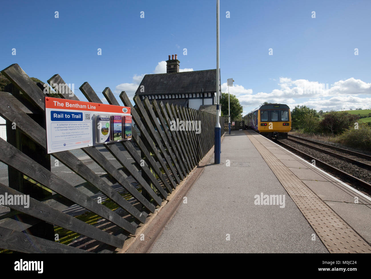 Una rampa settentrionale pacer treno parte Clapham (Yorkshire) passante volantini promuovendo la linea poste dalla comunità rail partnership Foto Stock
