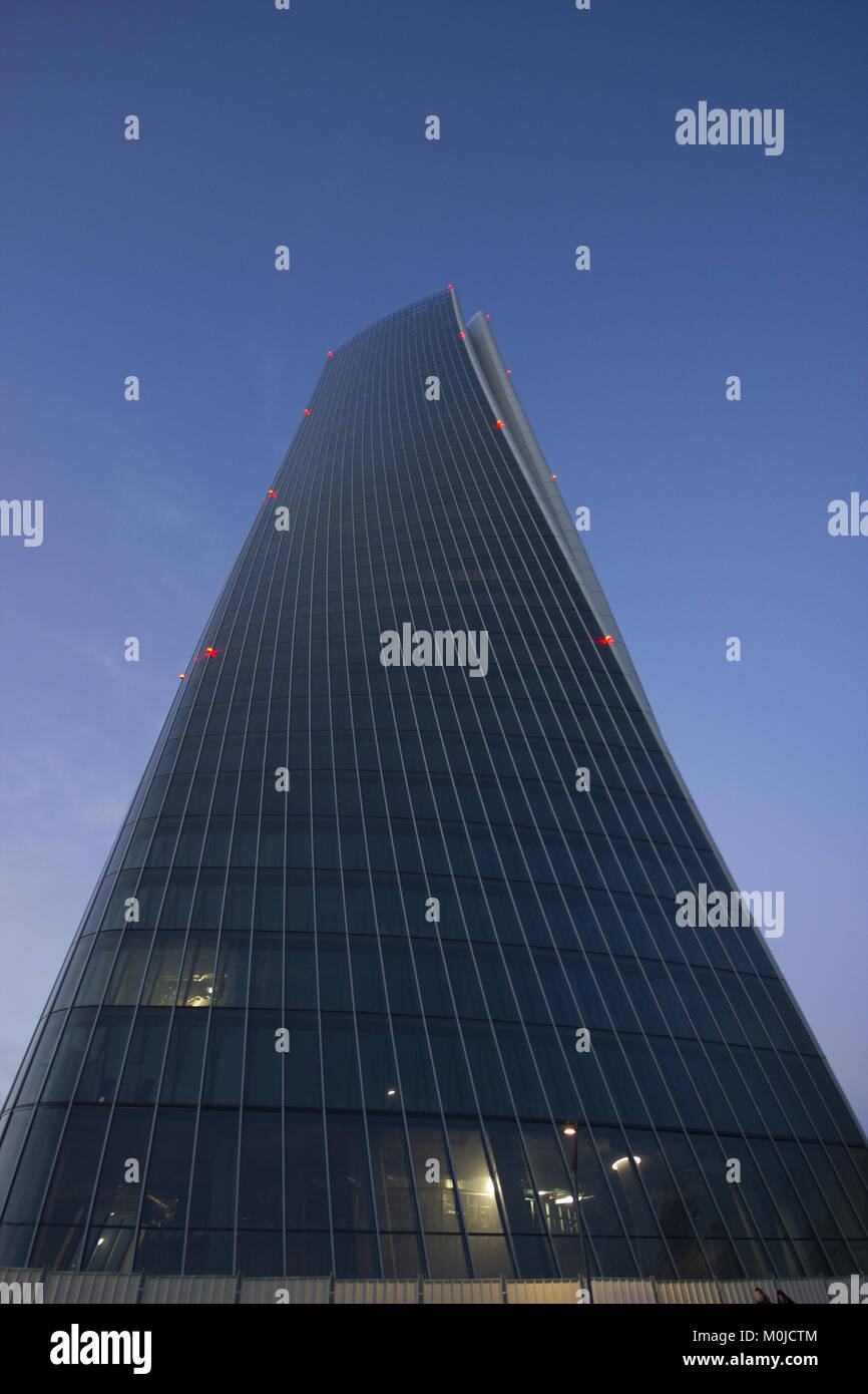 Un insolitamente interessante ampia angolazione dal di sotto della 'Torre Hadid' al crepuscolo, Milano, Italia Foto Stock