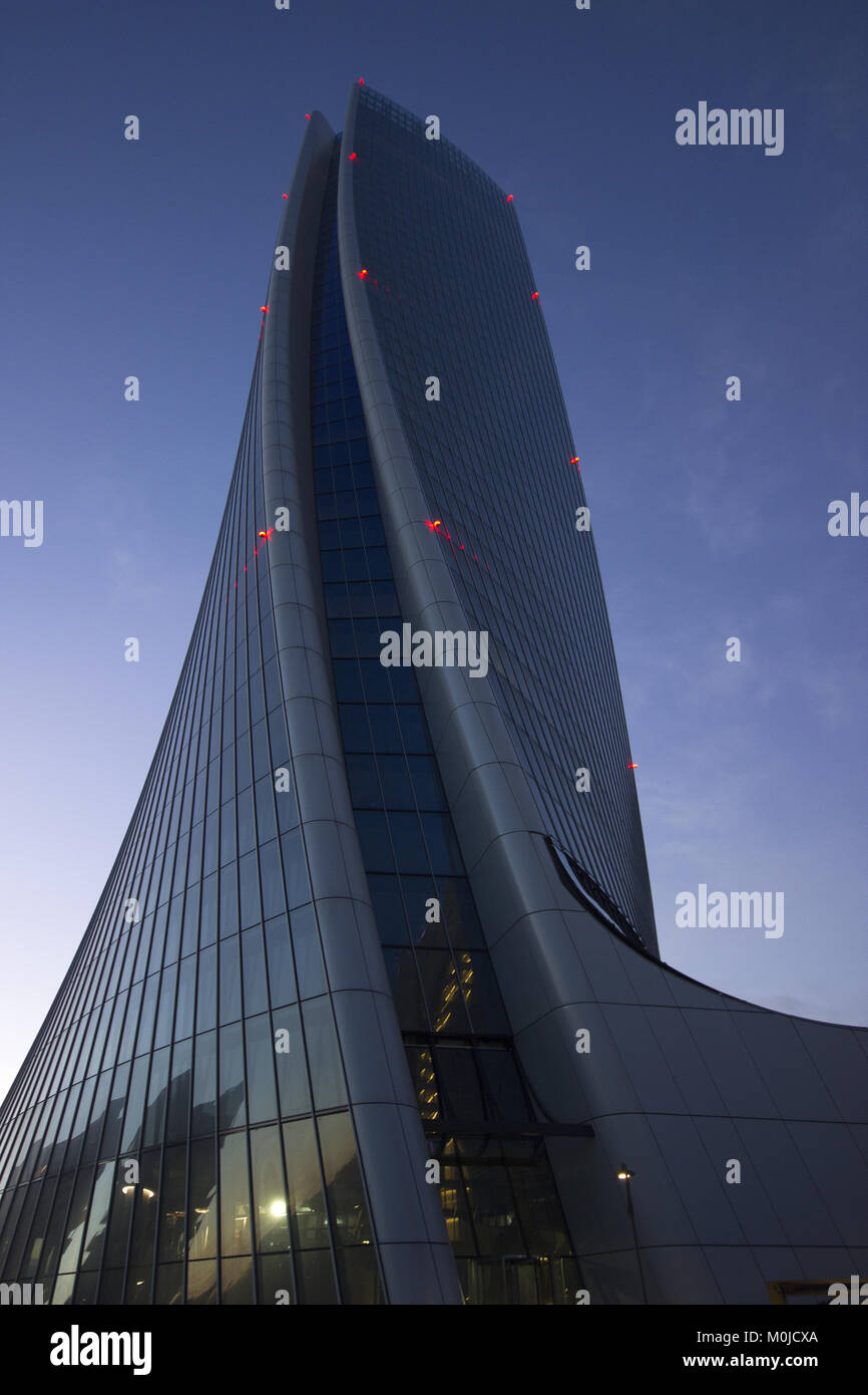 Un insolitamente interessante ampia angolazione dal di sotto della 'Torre Hadid' al crepuscolo, Milano, Italia Foto Stock