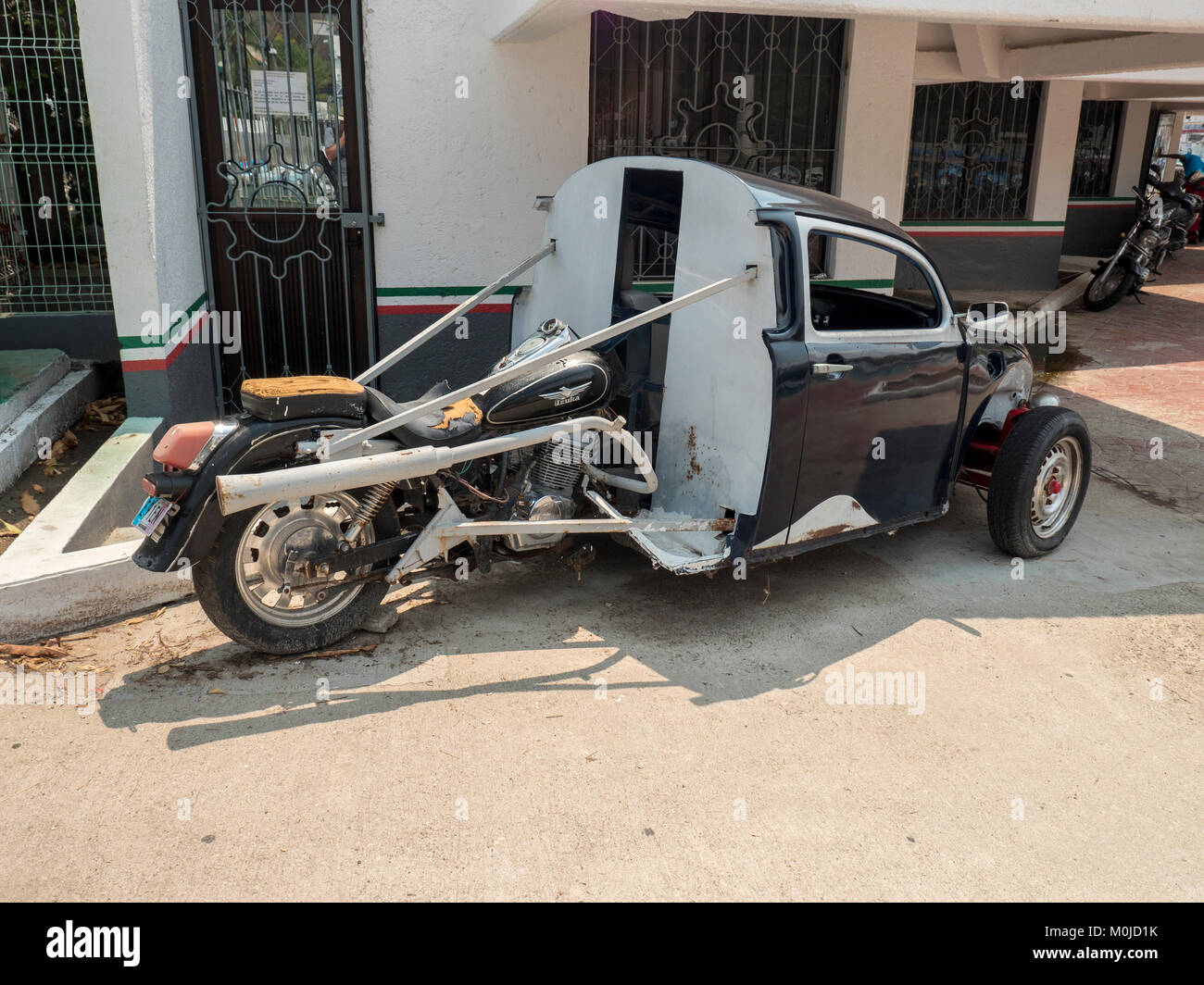 Un custom per moto e auto d'epoca realizzata in uno di tre veicoli a ruote motocicletta Izuka Santa Cruz Bay Messico, Foto Stock