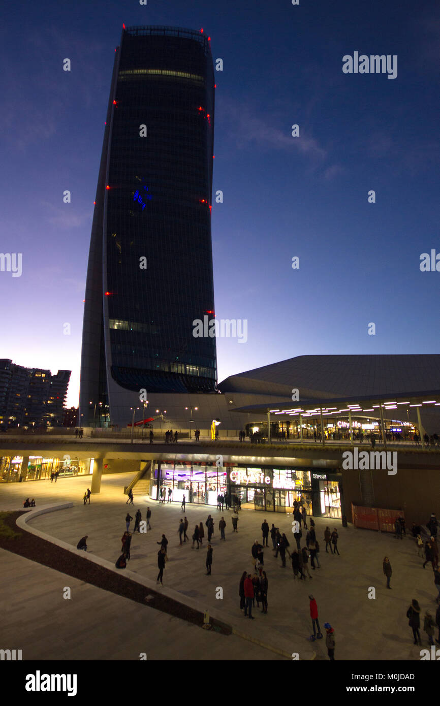 Una bella immagine della Hadid Torre da una distanza con una vista di CityLife shopping center al di sotto, al crepuscolo Foto Stock