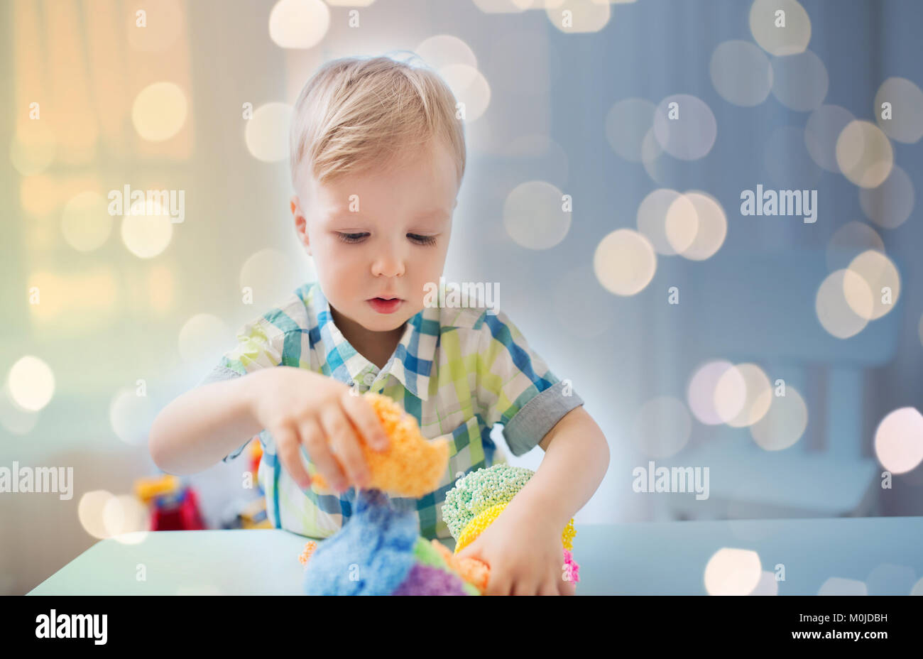 Happy little baby boy con argilla a sfera a casa Foto Stock